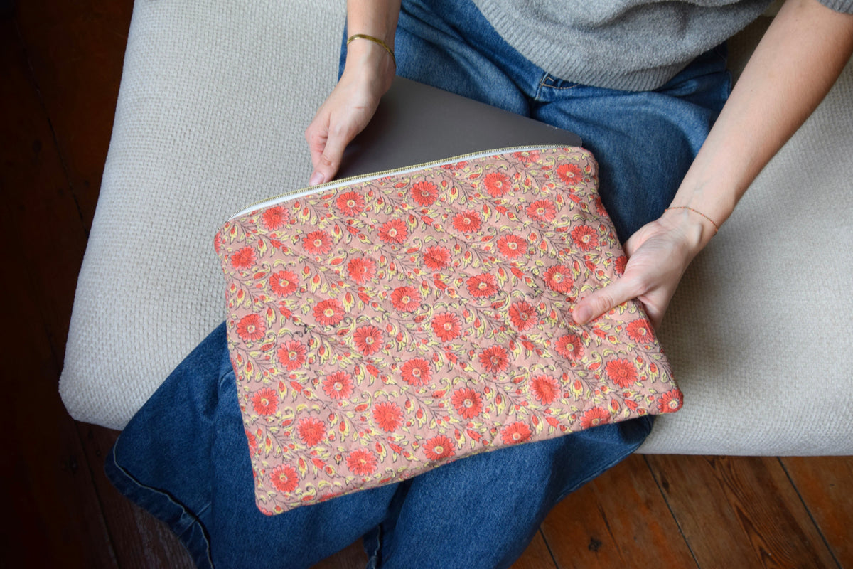 Housse pour ordinateur 13 pouces en tissu fleuri et matelassé modèle Léonie - Maisonlili