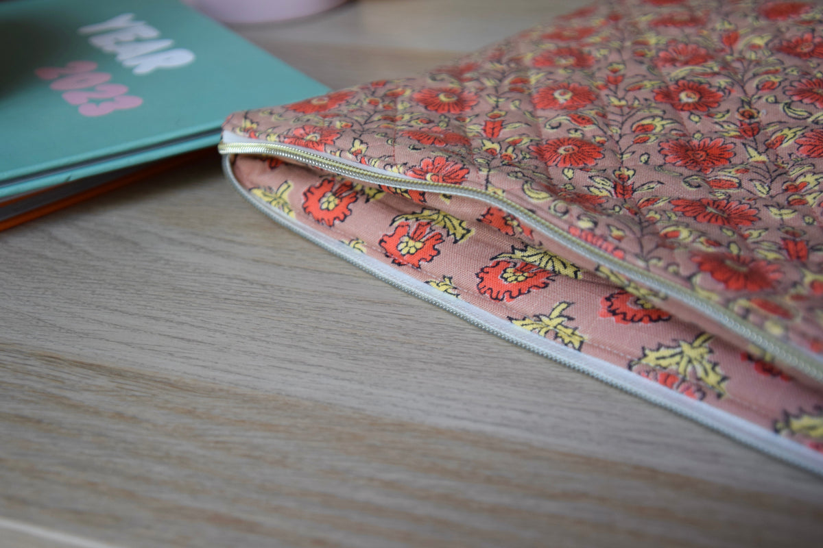 Housse pour ordinateur 13 pouces en tissu fleuri et matelassé modèle Léonie - Maisonlili