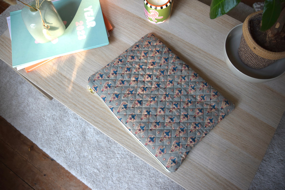 Housse pour ordinateur 13 pouces en tissu fleuri et matelassé modèle Lison - Maisonlili