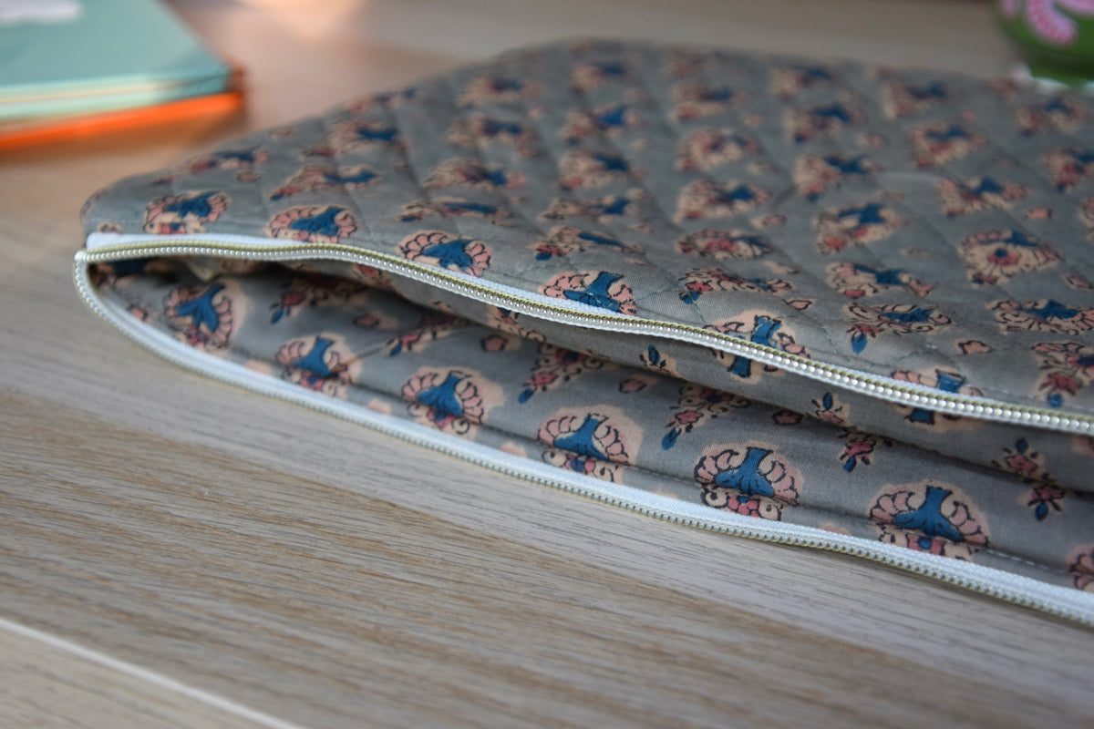 Housse pour ordinateur 13 pouces en tissu fleuri et matelassé modèle Lison - Maisonlili