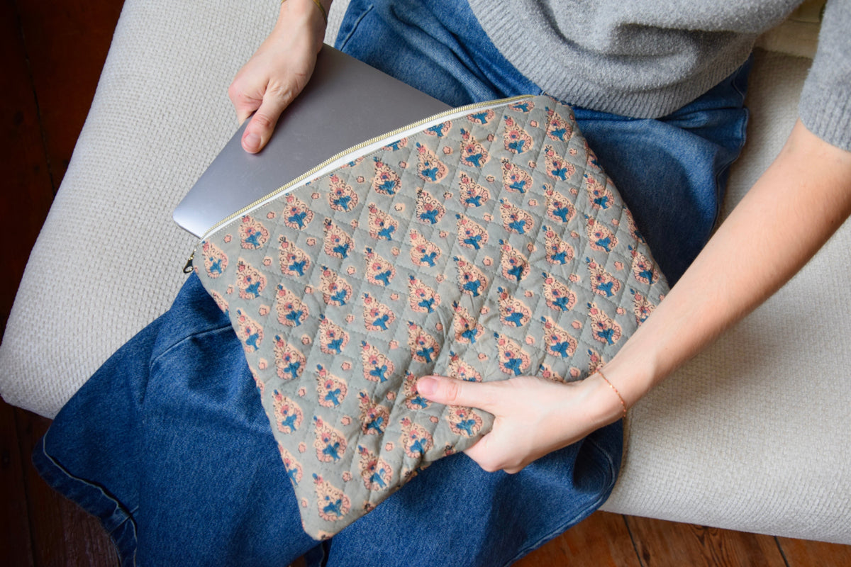 Housse pour ordinateur 13 pouces en tissu fleuri et matelassé modèle Lison - Maisonlili