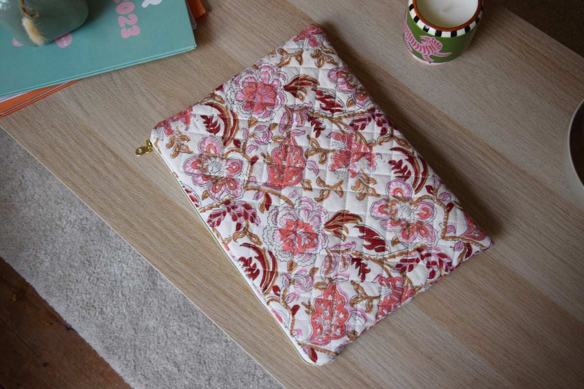 Housse pour ordinateur 13 pouces en tissu fleuri et matelassé modèle Lola - Maisonlili