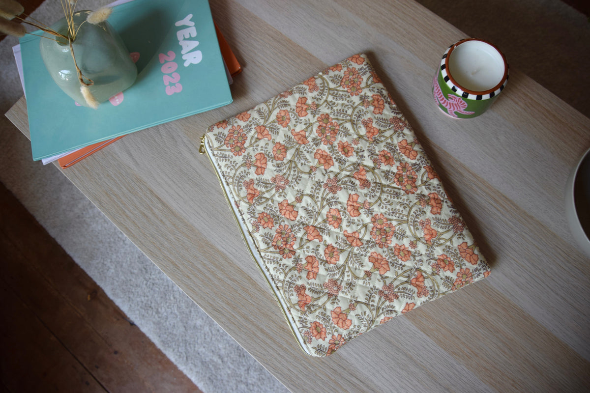 Housse pour ordinateur 13 pouces en tissu fleuri et matelassé modèle Marie - Maisonlili