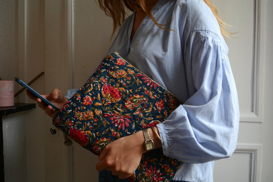 Housse pour ordinateur 13 pouces en tissu fleuri et matelassé rouge et bleu marine - Maisonlili