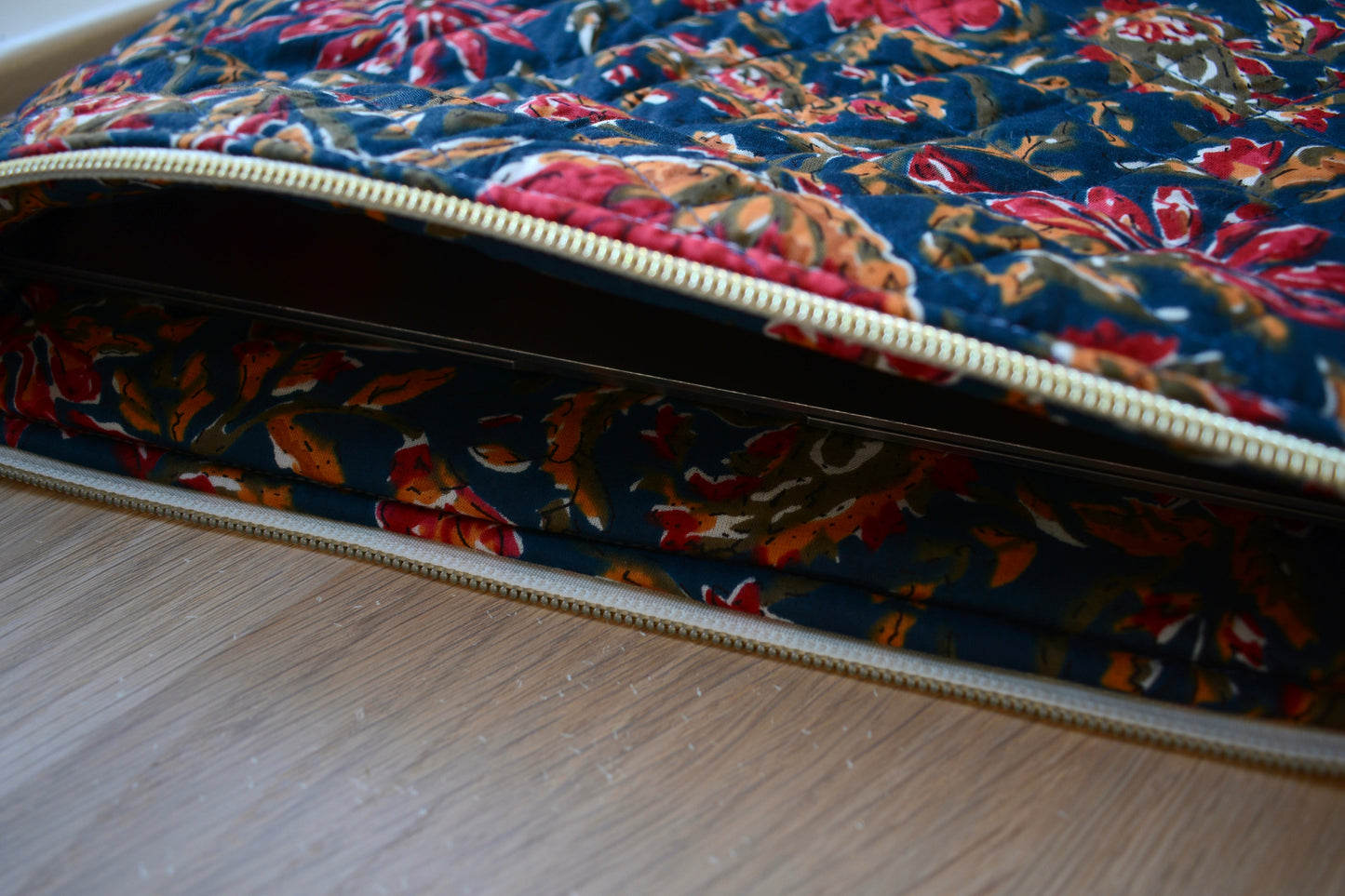 Housse pour ordinateur 13 pouces en tissu fleuri et matelassé rouge et bleu marine - Maisonlili