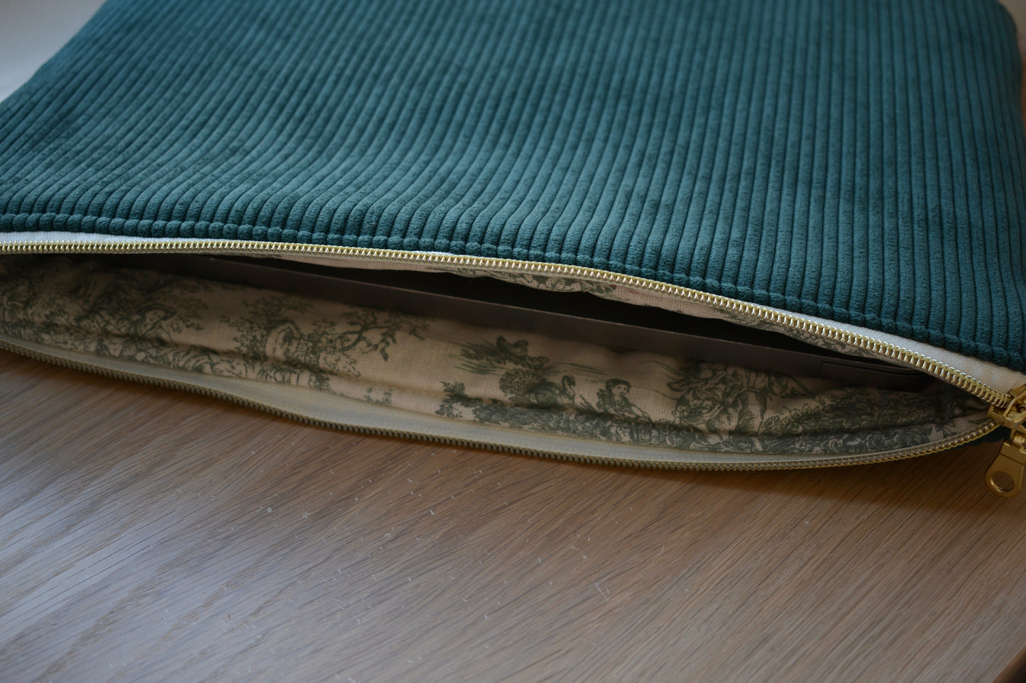 Housse pour ordinateur 13 pouces en velours côtelé vert sapin, intérieur en toile de jouy - Maisonlili