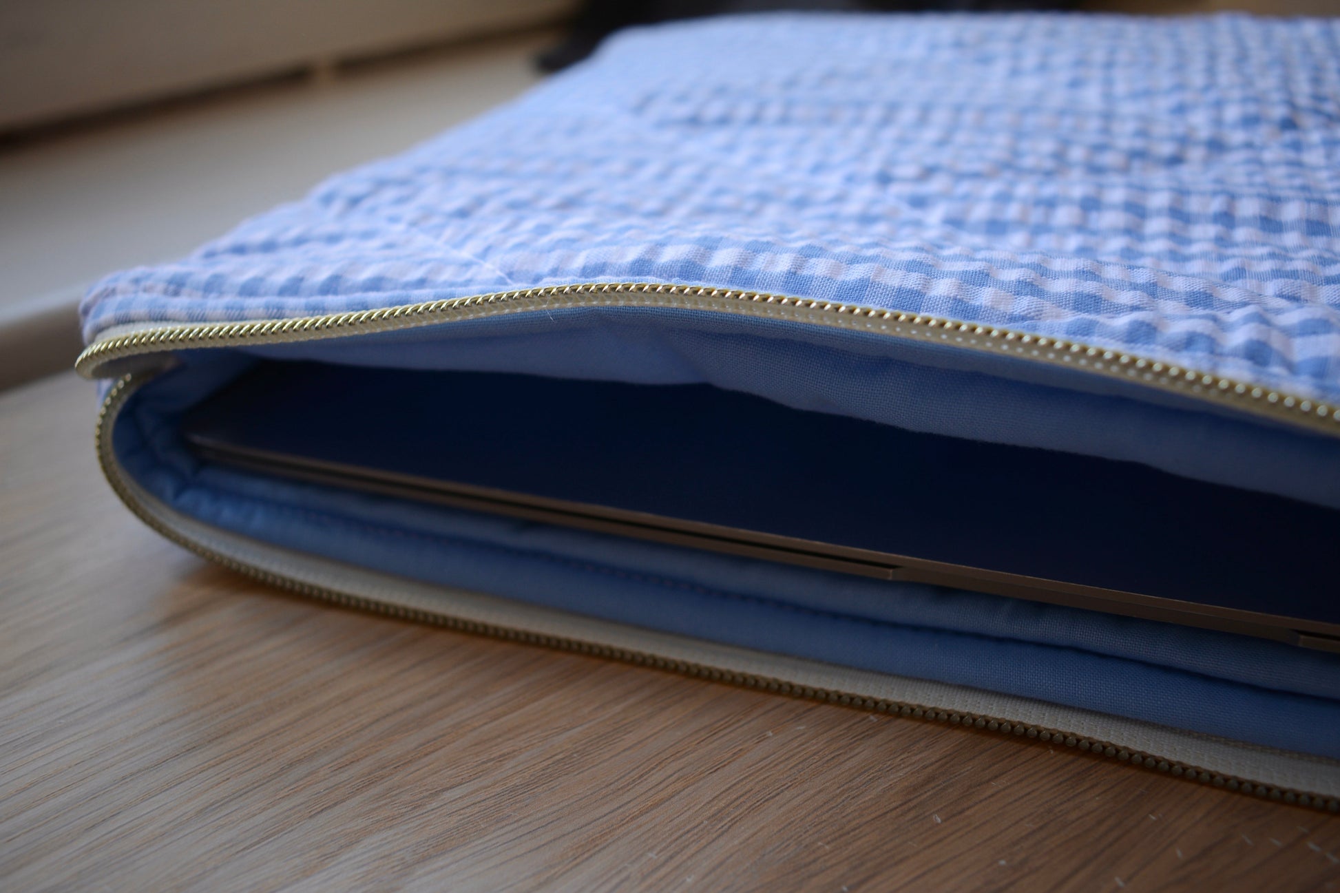 Housse pour ordinateur 13 pouces en vichy bleu, intérieur bleu uni - Maisonlili