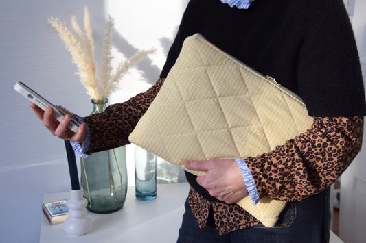 Housse pour ordinateur 13 pouces en vichy jaune, intérieur fleuri - Maisonlili