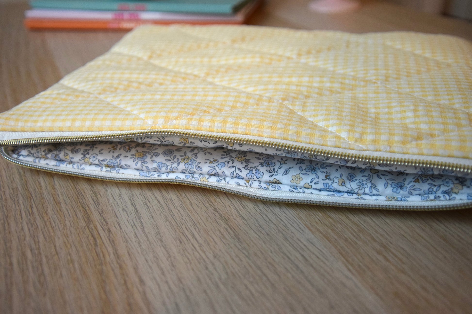 Housse pour ordinateur 13 pouces en vichy jaune, intérieur fleuri - Maisonlili