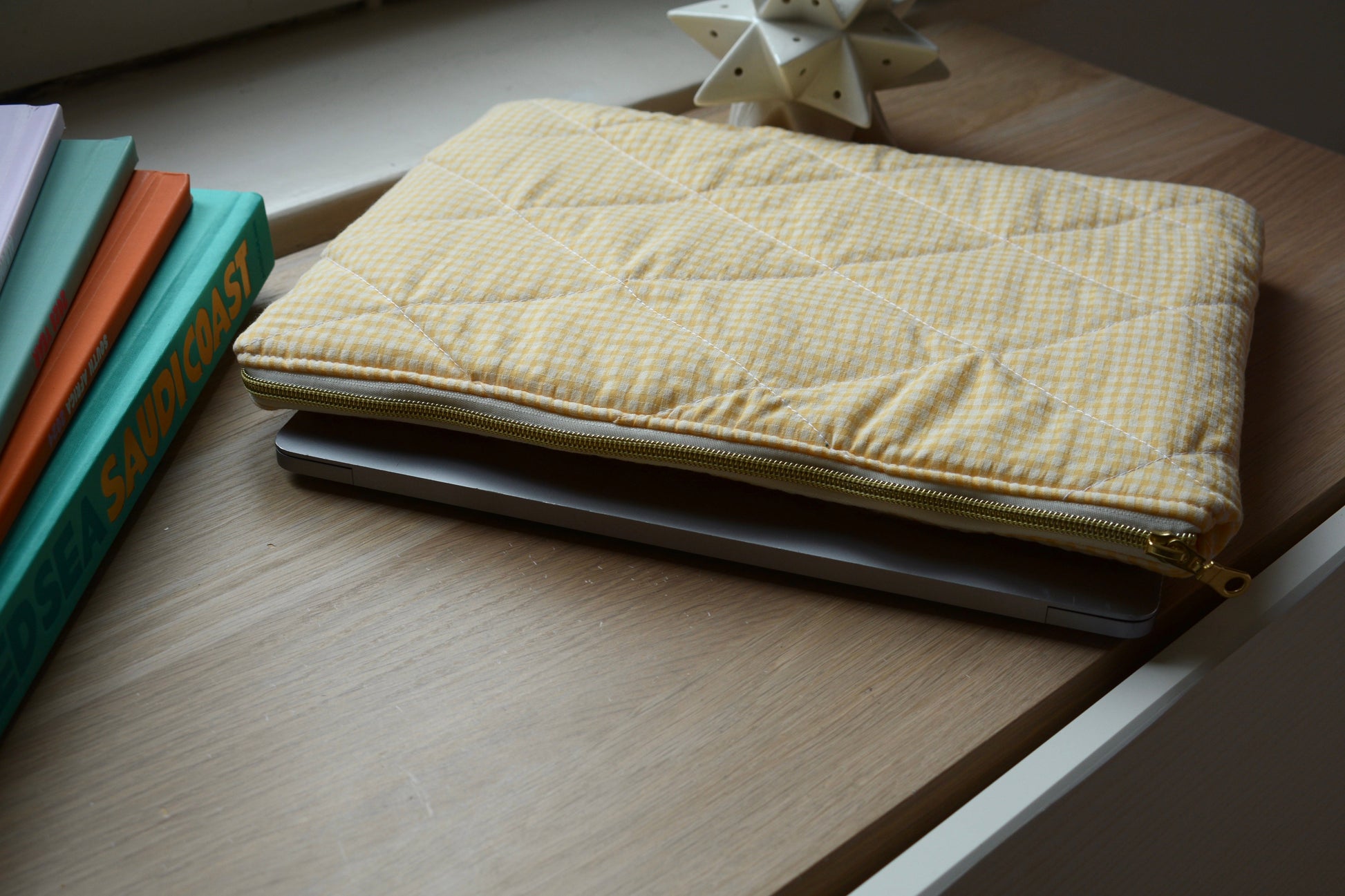 Housse pour ordinateur 13 pouces en vichy jaune, intérieur uni jaune - Maisonlili