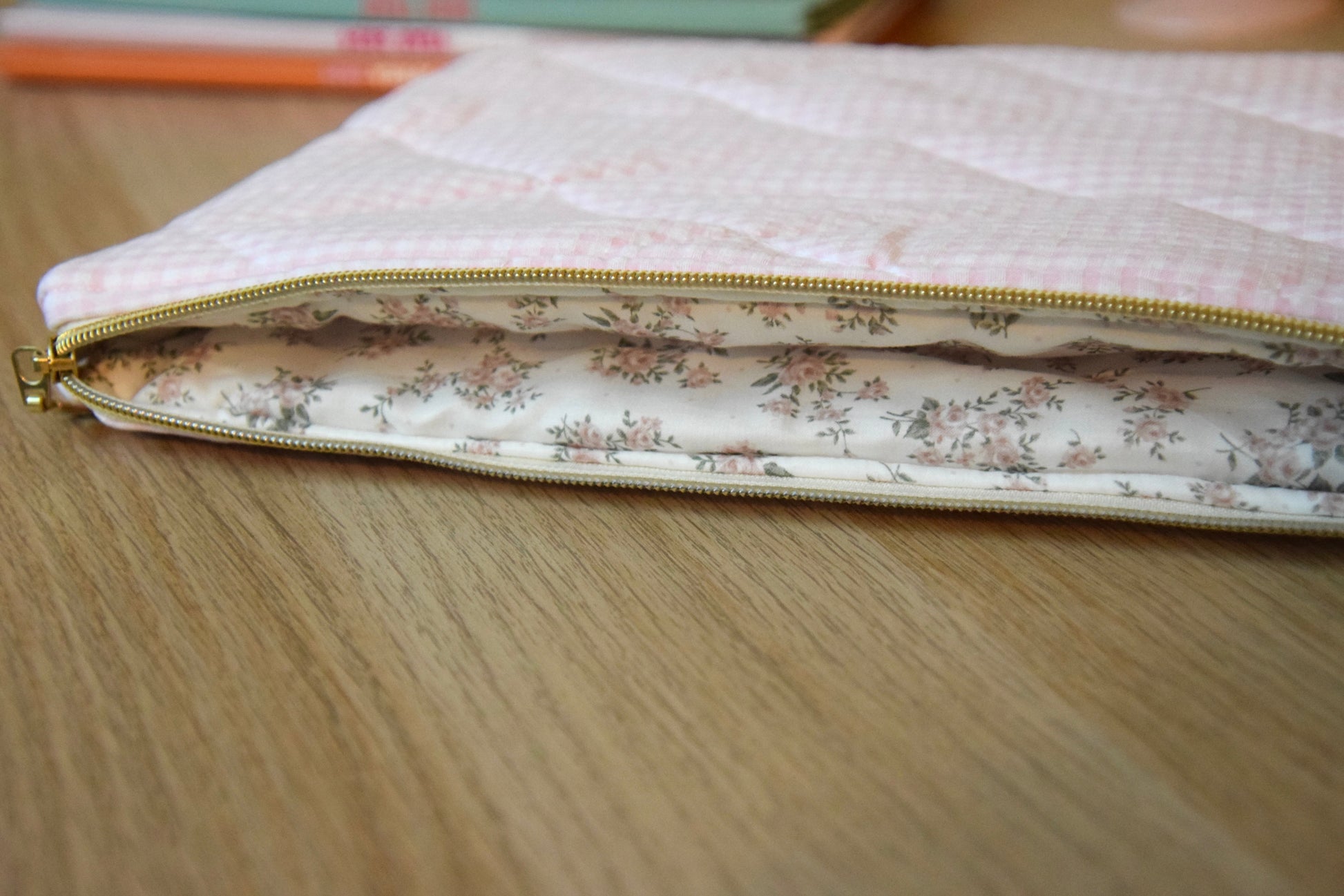 Housse pour ordinateur 13 pouces en vichy rose, intérieur fleuri - Maisonlili