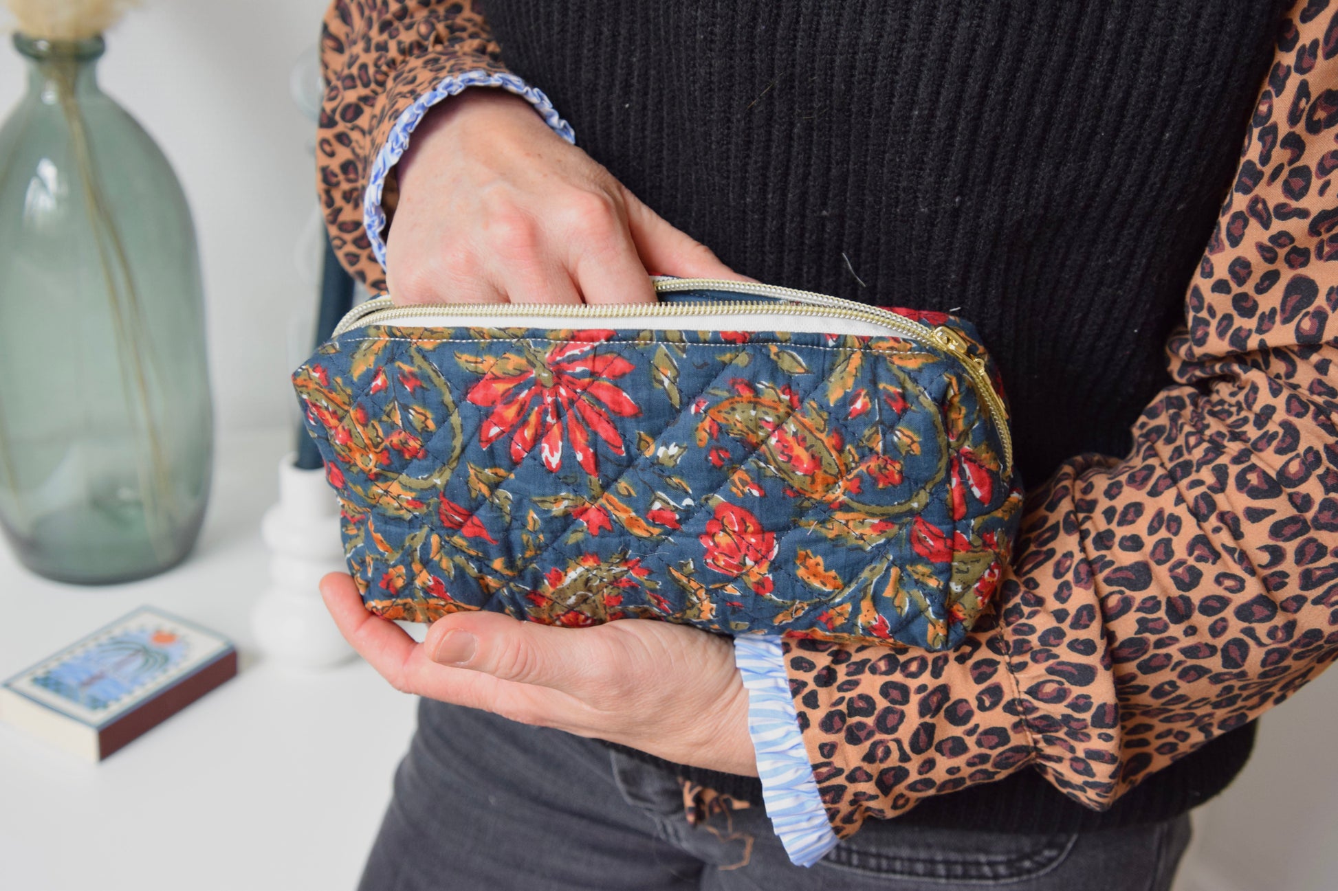 Trousse scolaire bleue et rouge en tissu matelassé aux motifs fleuris - Maisonlili