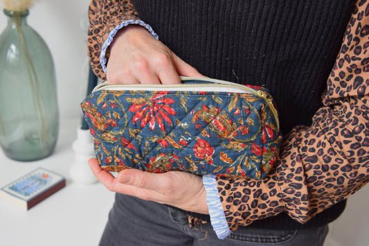 Trousse scolaire bleue et rouge en tissu matelassé aux motifs fleuris - Maisonlili