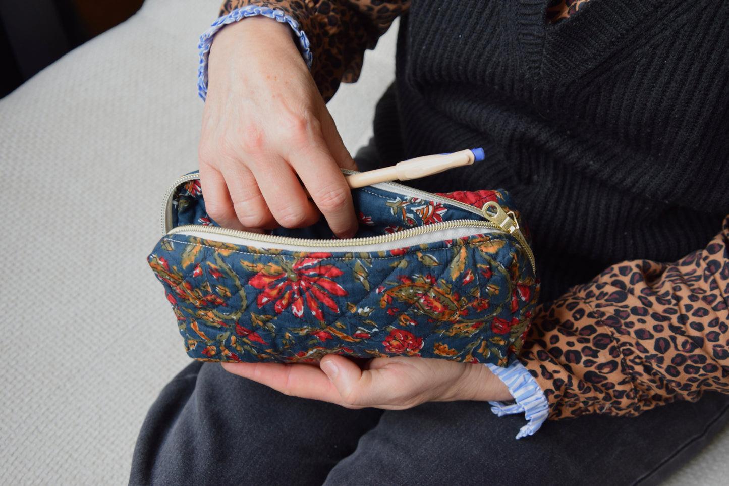 Trousse scolaire bleue et rouge en tissu matelassé aux motifs fleuris - Maisonlili