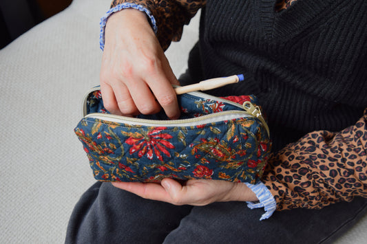 Trousse scolaire bleue et rouge en tissu matelassé aux motifs fleuris - Maisonlili